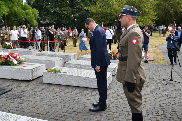 Premier Mateusz Morawiecki podczas uroczystości przed stołecznym Pomnikiem Ofiar Ludobójstwa na Wołyniu /Andrzej Lange /PAP
