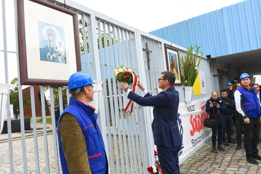 Premier Mateusz Morawiecki podczas uroczystości złożenia kwiatów przy historycznej Bramie nr 2 Stoczni Gdańskiej /Adam Warżawa /PAP
