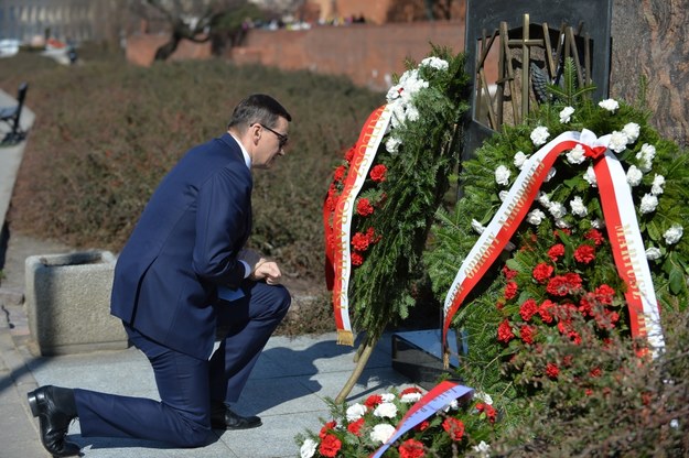 Premier Mateusz Morawiecki podczas uroczystych obchodów Dnia Pamięci Ofiar Zbrodni Katyńskie / 	Marcin Obara  /PAP