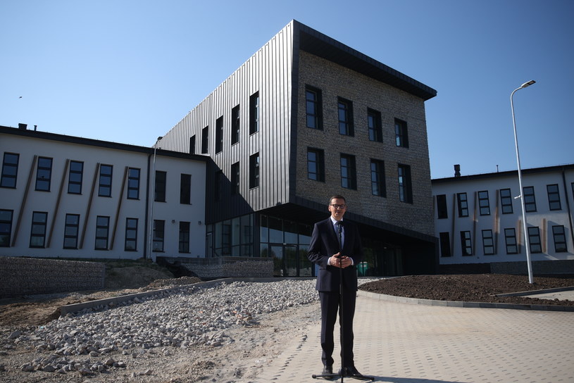 Premier Mateusz Morawiecki podczas wizyty na budowie szkoły podstawowej w Przybysławicach /PAP/Łukasz Gągulski /PAP