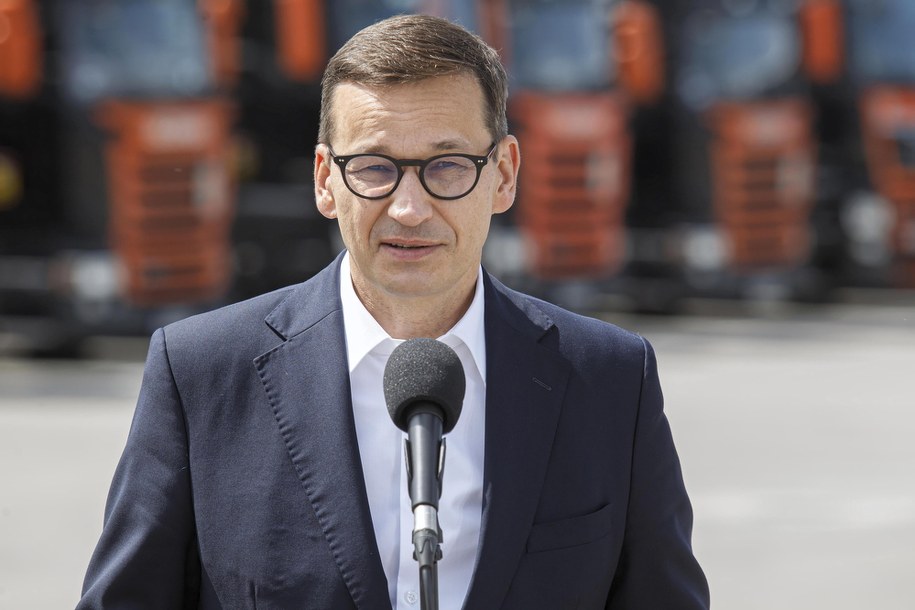 Premier Mateusz Morawiecki podczas wizyty w firmie Trans Dan Sp. z o.o. w miejscowości Źródła /Aleksander Koźmiński /PAP