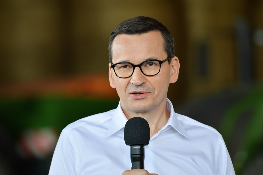 Premier Mateusz Morawiecki podczas wizyty w gospodarstwie rolnym w Kózkach /Przemysław Piątkowski /PAP