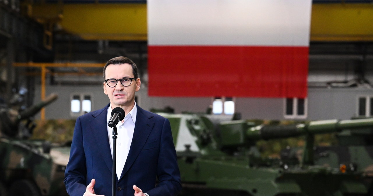 Premier Mateusz Morawiecki podczas wizyty w Hucie Stalowa Wola, jednym z największych i najważniejszych zakładów polskiego przemysłu zbrojeniowego. /	Darek Delmanowicz   /PAP