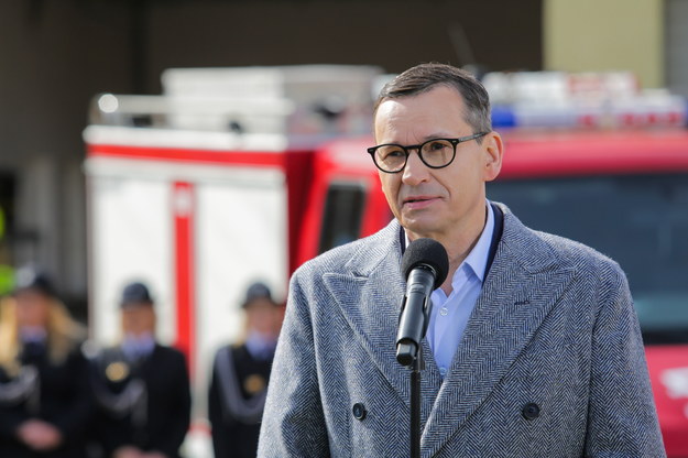 Premier Mateusz Morawiecki podczas wizyty w OSP Radzieje / 	Tomasz Waszczuk    /PAP