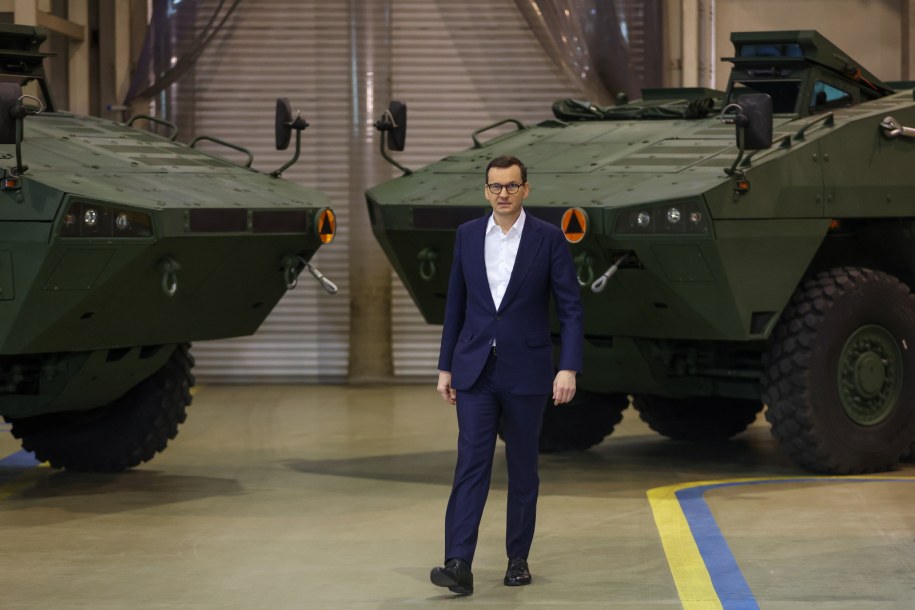 Premier Mateusz Morawiecki podczas wizyty w zakładach Rosomak S.A. w Siemianowicach Śląskich /Zbigniew Meissner /PAP