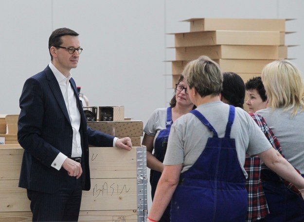 Premier Mateusz Morawiecki podczas wizyty w zakładzie produkcyjnym Telmex w Piszu /Tomasz Waszczuk /PAP