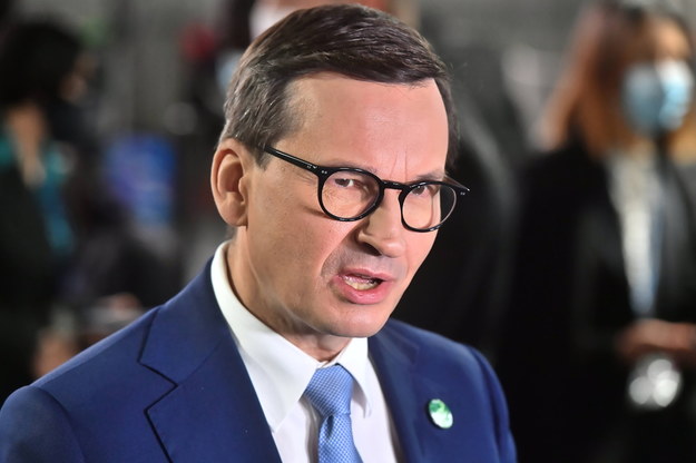 Premier Mateusz Morawiecki podczas wypowiedzi dla mediów przed wystąpieniem w ramach World Leaders Summit na szczycie klimatycznym COP26 w Glasgow. /Andrzej Lange /PAP