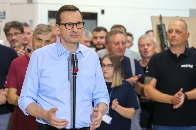 Premier Mateusz Morawiecki podczas wypowiedzi dla mediów w trakcie wizyty w Fabryce Broni "Łucznik" w Radomiu /Paweł Supernak /PAP