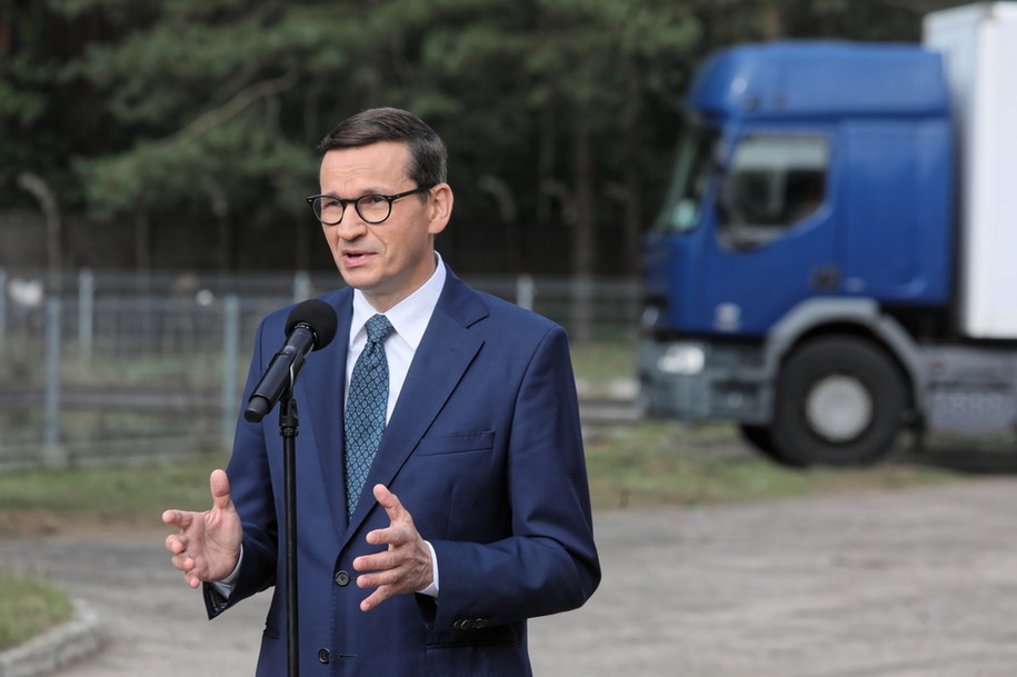 Premier Mateusz Morawiecki podczas wystąpienia dla mediów w Składnicy Rządowej Agencji Rezerw Strategicznych w Komorowie / 	Artur Reszko    /PAP