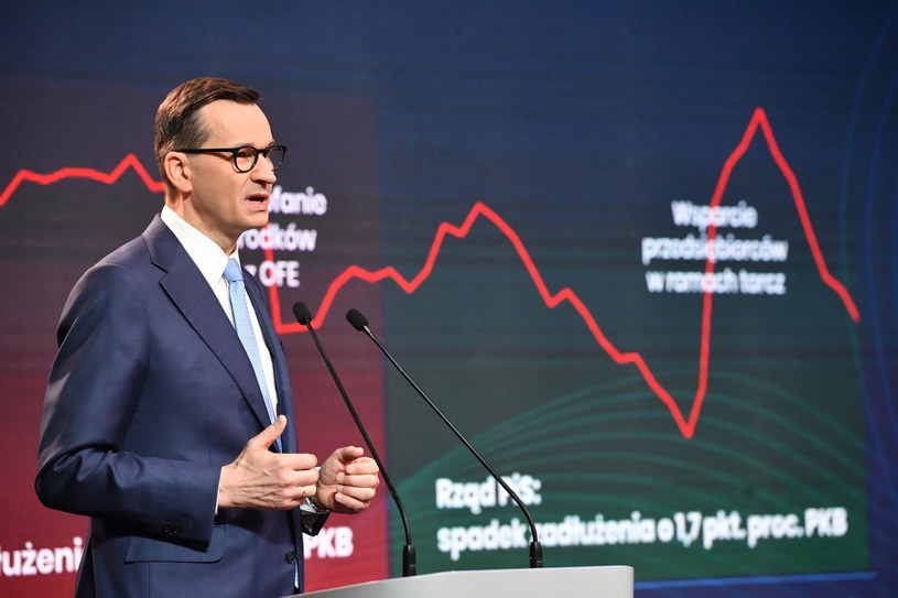 Premier Mateusz Morawiecki poinformował, że w 2022 roku deficyt budżetowy wyniósł 12,4 mld zł /Radek Pietruszka /PAP