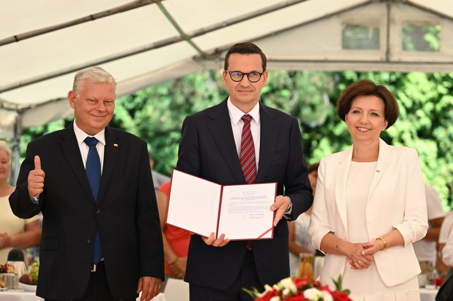 Premier Mateusz Morawiecki, poseł PiS Marek Suski i minister rodziny i polityki społecznej Marlena Maląg /Piotr Polak /PAP