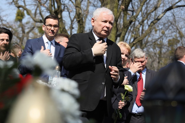 Premier Mateusz Morawiecki, prezes PiS Jarosław Kaczyński i politycy partii składają kwiaty na grobach ofiar katastrofy smoleńskiej na warszawskim Cmentarzu Wojskowym na Powązkach / 	Leszek Szymański    /PAP