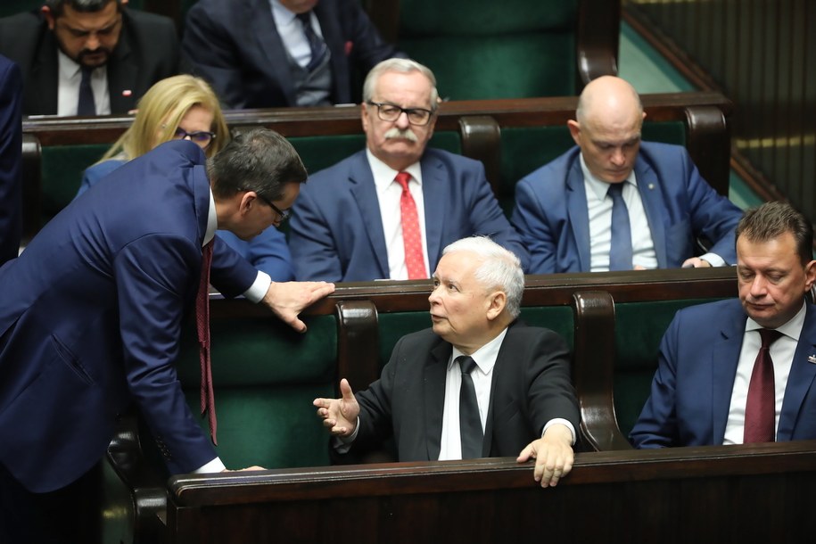 Premier Mateusz Morawiecki, prezes PiS Jarosław Kaczyński i szef MON Mariusz Błaszczak w Sejmie /Wojciech Olkusnik  /PAP