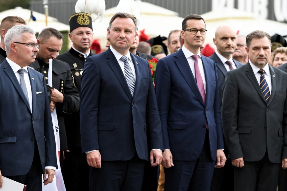 Premier Mateusz Morawiecki, prezydent RP Andrzej Duda i przewodniczący NSZZ "Solidarność" Piotr Duda składa kwiaty przed bramą nr 2 Stoczni Gdańskiej / 	Adam Warżawa    /PAP