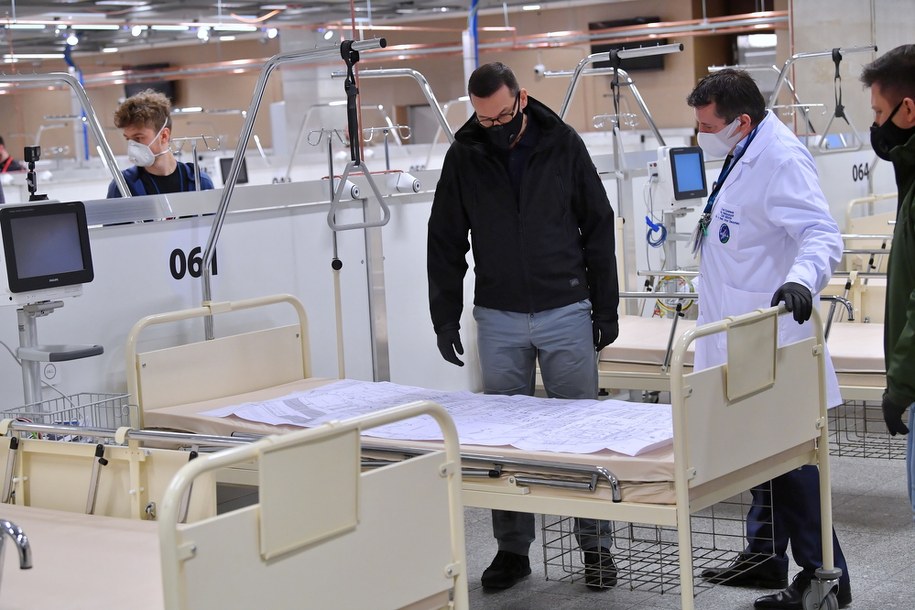 Premier Mateusz Morawiecki przed konferencją prasową na stadionie PGE Narodowy w Warszawie, na którym kończy się budowa szpitala tymczasowego / 	Radek Pietruszka   /PAP