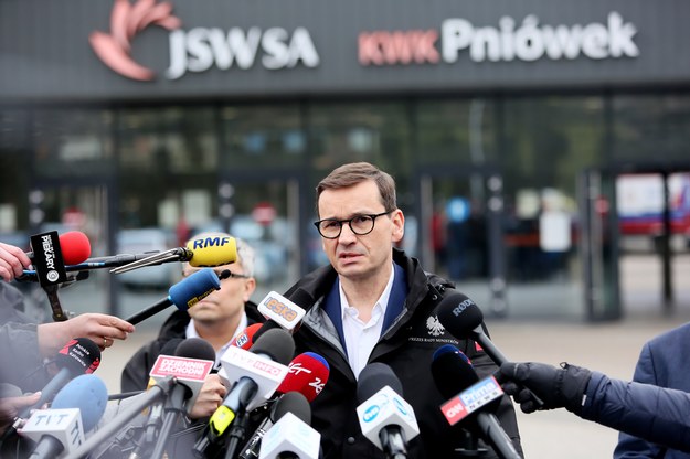 Premier Mateusz Morawiecki przed kopalnią Pniówek /Zbigniew Meissner /PAP