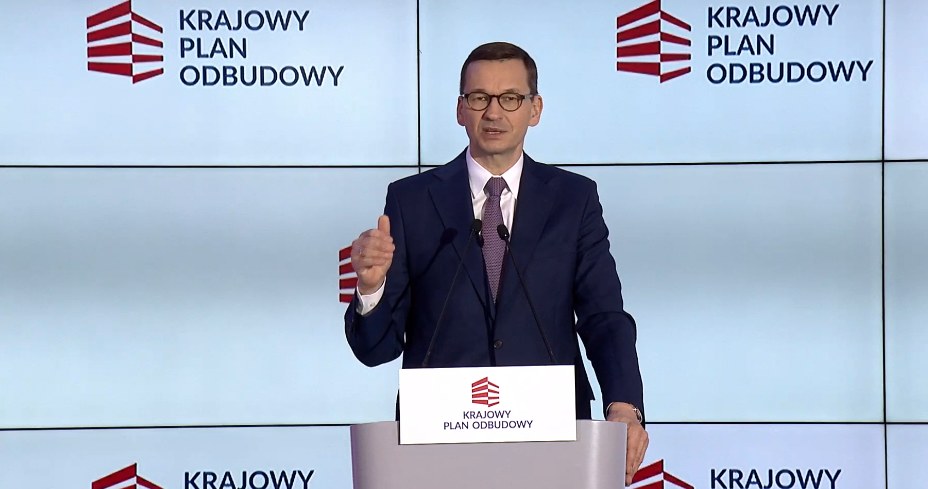 Premier Mateusz Morawiecki przedstawia szczegóły planu odbudowy. /