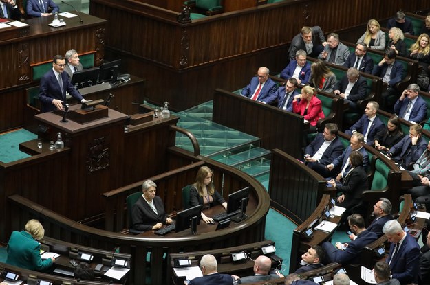 Premier Mateusz Morawiecki przemawia na sali obrad Sejmu /Tomasz Gzell /PAP