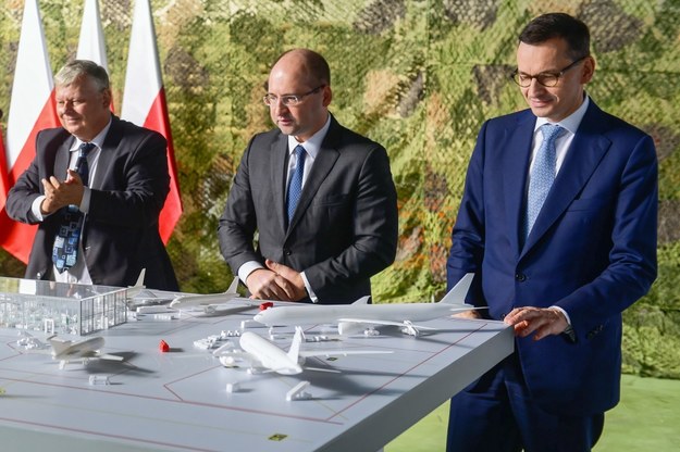 Premier Mateusz Morawiecki, szef Gabinetu Politycznego Prezesa Rady Ministrów Marek Suski, wicemarszałek Senatu Adam Bielan w Radomiu przy makiecie lotniska w Radomiu