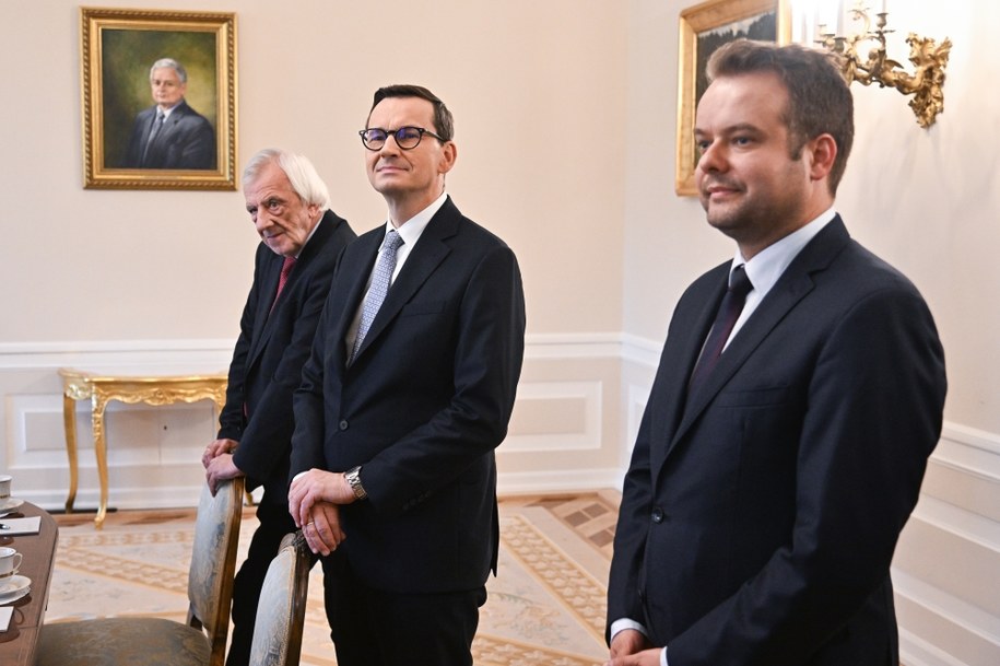 Premier Mateusz Morawiecki,  szef klubu PiS Ryszard Terlecki oraz rzecznik partii Rafał Bochenek przed spotkaniem w Pałacu Prezydenckim /Radek Pietruszka /PAP