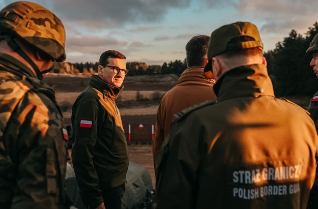 Premier Mateusz Morawiecki w czasie wizyty w Kuźnicy (zdj. z 9 listopada) /Fot. Adam Guz/KPRM /