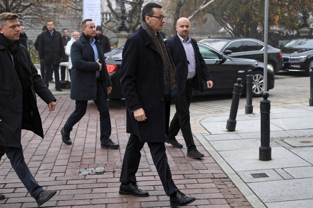 Premier Mateusz Morawiecki w drodze na mszę w intencji ofiar katastrofy smoleńskiej /Radek Pietruszka /PAP