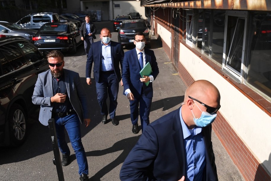Premier Mateusz Morawiecki w drodze na spotkanie liderów Zjednoczonej Prawicy w siedzibie PiS przy ul. Nowogrodzkiej w Warszawie /Piotr Nowak /PAP