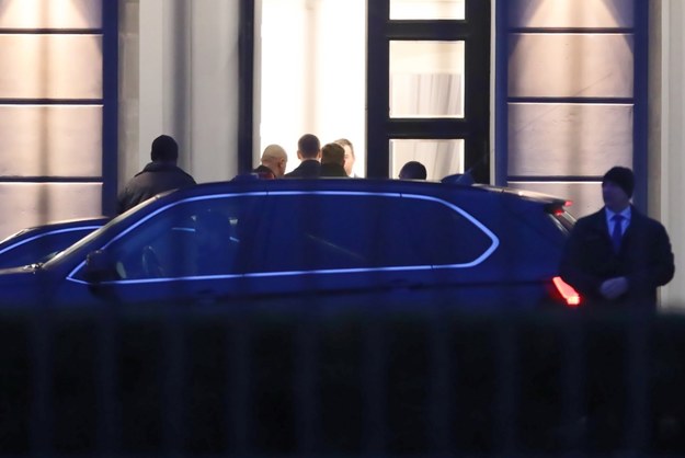 Premier Mateusz Morawiecki w drodze na spotkanie w Pałacu Prezydenckim /Leszek Szymański /PAP