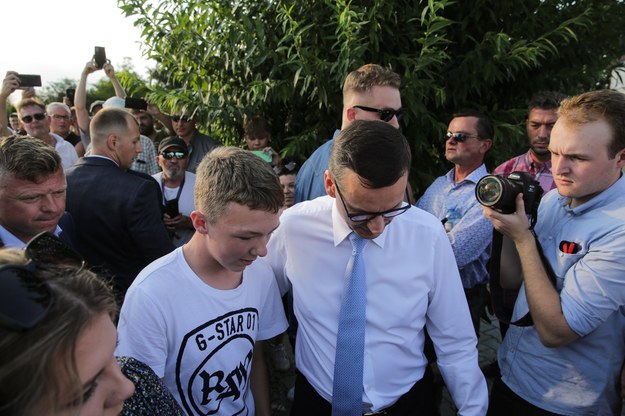 Premier Mateusz Morawiecki w Działdowie porozmawiał z nastolatkiem / 	Tomasz Waszczuk    /PAP