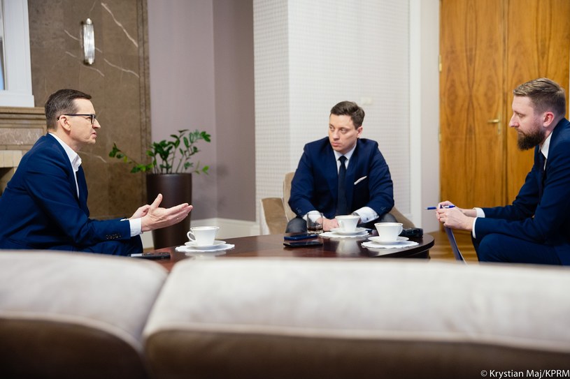 Premier Mateusz Morawiecki w rozmowie z Piotrem Witwickim i Bartoszem Bednarzem /Krystian Maj/KPRM /materiały prasowe