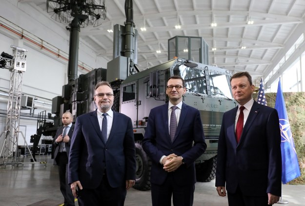 Premier Mateusz Morawiecki (w środku), szef MON Mariusz Błaszczak (po prawej) i prezes Zarządu Polskiej Grupy Zbrojeniowej Jakub Skiba podczas uroczystości podpisania umowy na dostawę dla Polski amerykańskich zestawów obrony powietrznej Patriot /Paweł Supernak /PAP