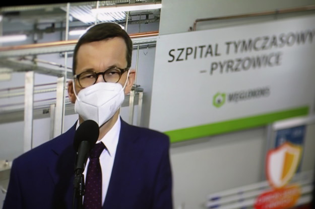 Premier Mateusz Morawiecki w szpitalu tymczasowym w Pyrzowicach / 	Leszek Szymański    /PAP