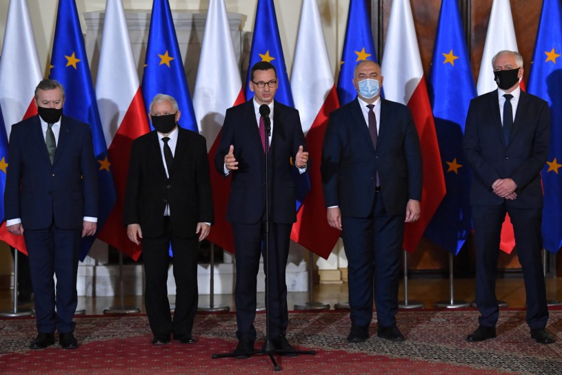 https://i.iplsc.com/premier-mateusz-morawiecki-w-towarzystwie-nowych-i-obecnych-/000AJI3U4P7W1BJS-C122-F4.jpg