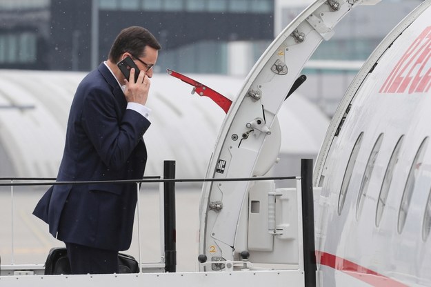 Premier Mateusz Morawiecki wchodzi na pokład samolotu w Warszawie /Paweł Supernak /PAP