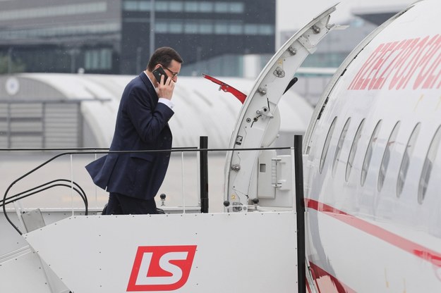 Premier Mateusz Morawiecki wchodzi na pokład samolotu /Paweł Supernak /PAP