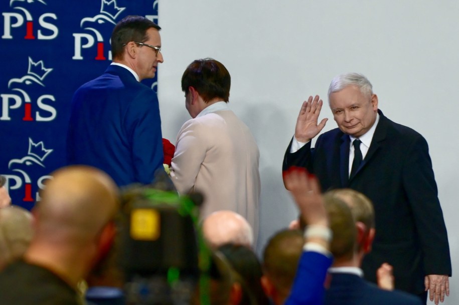 Premier Mateusz Morawiecki, wicepremier Beata Szydło i prezes PiS Jarosław Kaczyński podczas wieczoru wyborczego Prawa i Sprawiedliwości / 	Jakub Kamiński    /PAP