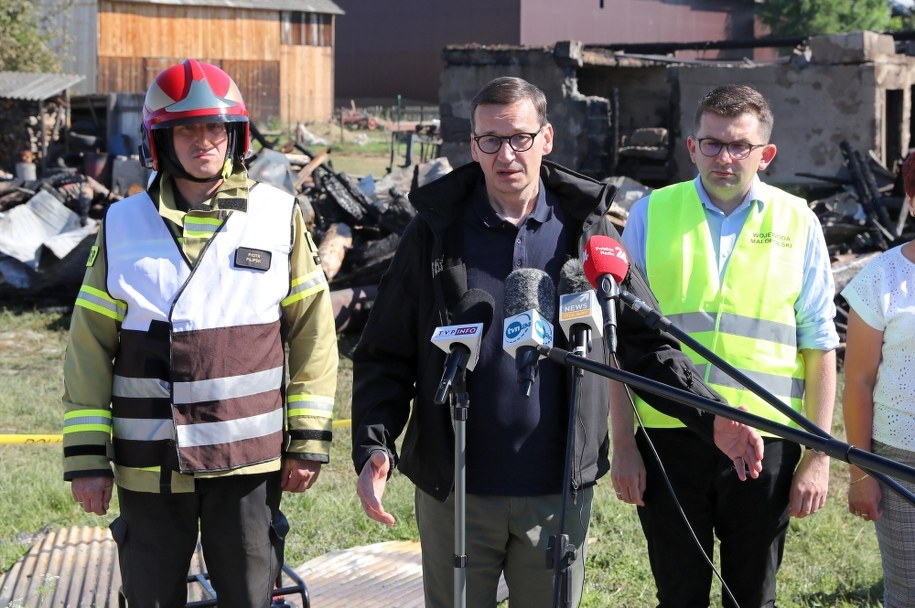 Premier Mateusz Morawiecki, wojewoda małopolski Łukasz Kmita oraz Małopolski Komendant Wojewódzki Państwowej Straży Pożarnej st. bryg. Piotr Filipek /Grzegorz Momot /PAP