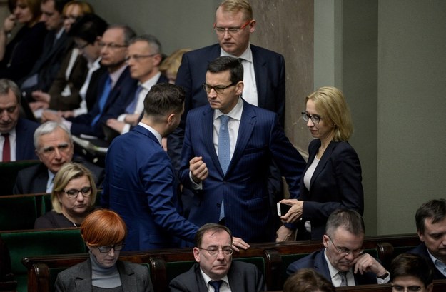 Premier Mateusz Morawiecki wraz z ministrami /Marcin Obara /PAP
