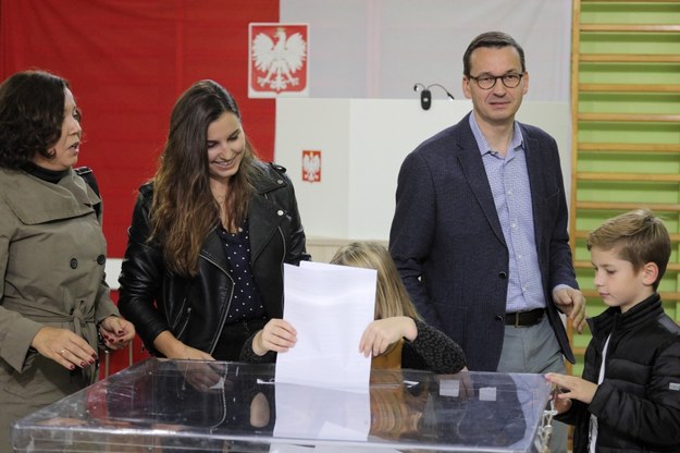 Premier Mateusz Morawiecki wraz z żoną Iwoną i dziećmi podczas niedzielnego głosowania /Paweł Supernak /PAP