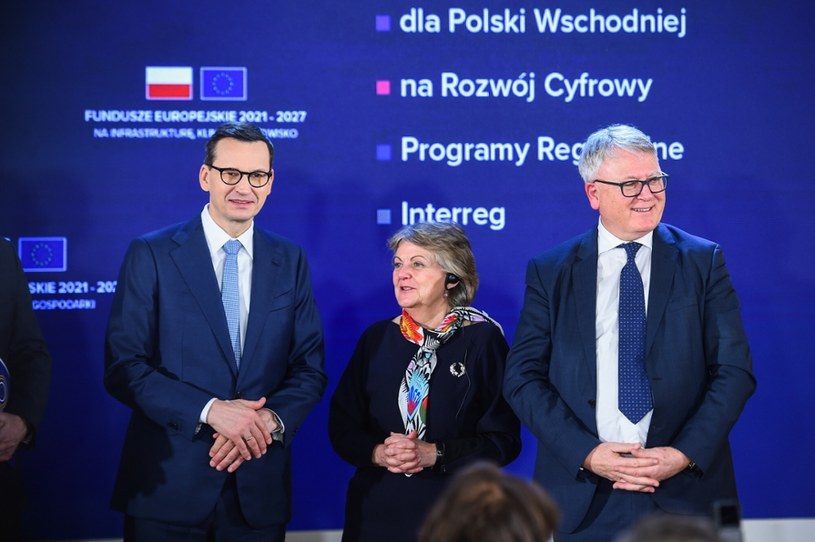 Premier Mateusz Morawiecki z unijnymi komisarzami Elisą Ferreirą i Nicolasem Schmitem /Zbyszek Kaczmarek /Reporter