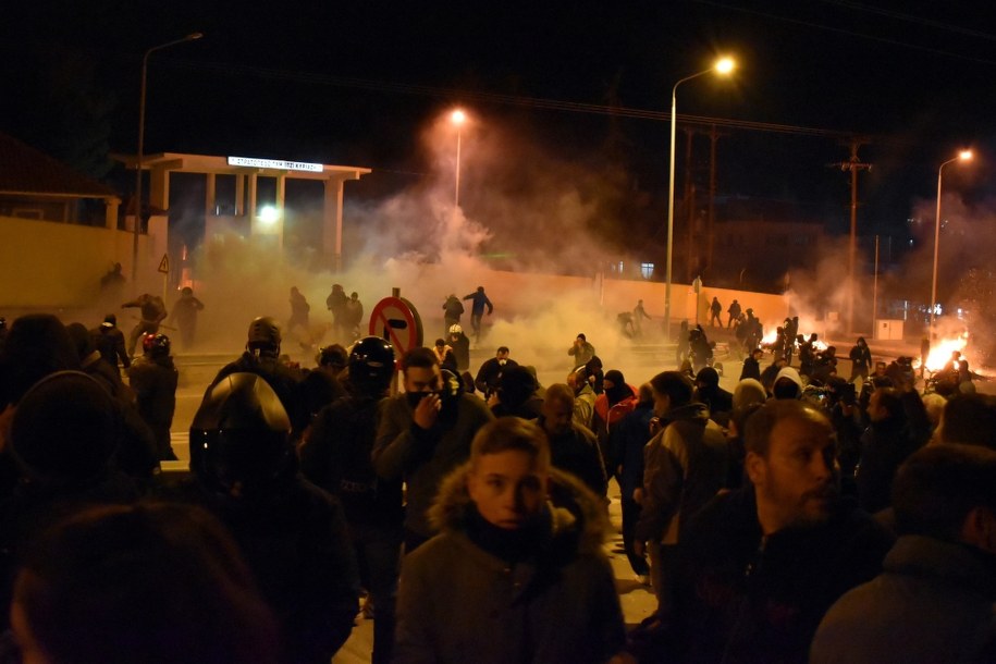 Premier Micotakis wezwał migrantów, by nie przyjeżdżali /STRATIS BALASKAS /PAP/EPA