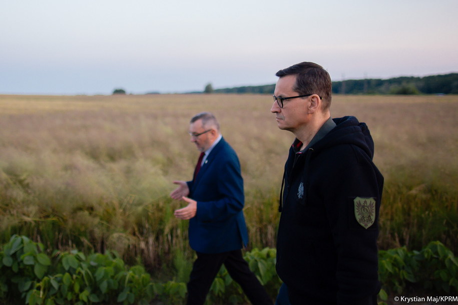 Premier Morawiecki i jeden z potomków polskich mieszkańców wsi, badacz zbrodni wołyńskiej dr Leon Popek oddali hołd pamięci ofiarom Rzezi Wołyńskiej w nieistniejącej wsi Ostrówki na Ukrainie /KPRM/Krystian Maj /PAP