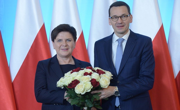 Premier Morawiecki oficjalnie powitany w KPRM przez Beatę Szydło