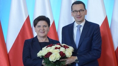Premier Morawiecki oficjalnie powitany w KPRM przez Beatę Szydło