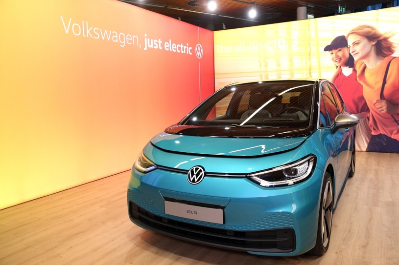 Premier Morawiecki opowiadał, że Niemcy będą kupować licencje na auta elektryczne w Polsce. No, chyba jednak nie... /Getty Images