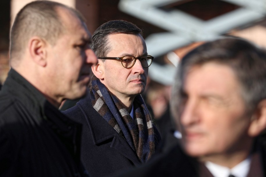 Premier Morawiecki podczas uroczystości na pl. Krasińskich / 	Tomasz Gzell    /PAP