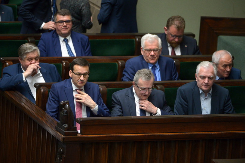 Premier Morawiecki wymyślił nowy podatek, a minister Tchórzewski (pierwszy z prawej) zapowiedział, że pokryją go Orlen i Lotos / 	Marcin Obara  /PAP