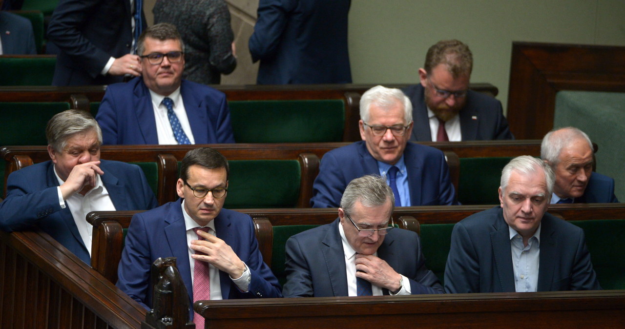 Premier Morawiecki wymyślił nowy podatek, a minister Tchórzewski (pierwszy z prawej) zapowiedział, że pokryją go Orlen i Lotos / 	Marcin Obara  /PAP