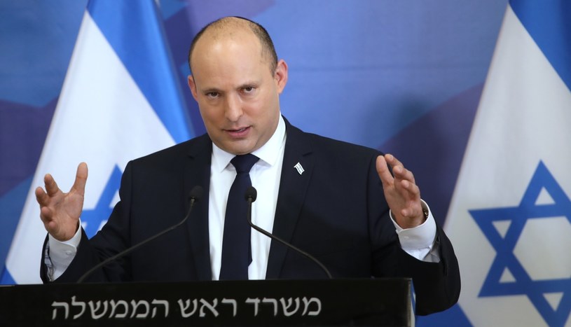 Premier Naftali Bennett oświadczył w sobotę, że w związku z pojawieniem się nowego wariantu koronawirusa od niedzieli wieczorem Izrael zamyka granice dla cudzoziemców. /MOTI MILROD / POOL /PAP/EPA