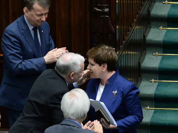 Premier odbiera gratulacje od polityków PiS, po swoim wystąieniu w Sejmie /Jacek Turczyk /PAP
